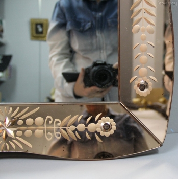 ESPEJO ITALIANO AÑOS 40. - Espejo rosa tallado enmarcando el espejo.
Italia